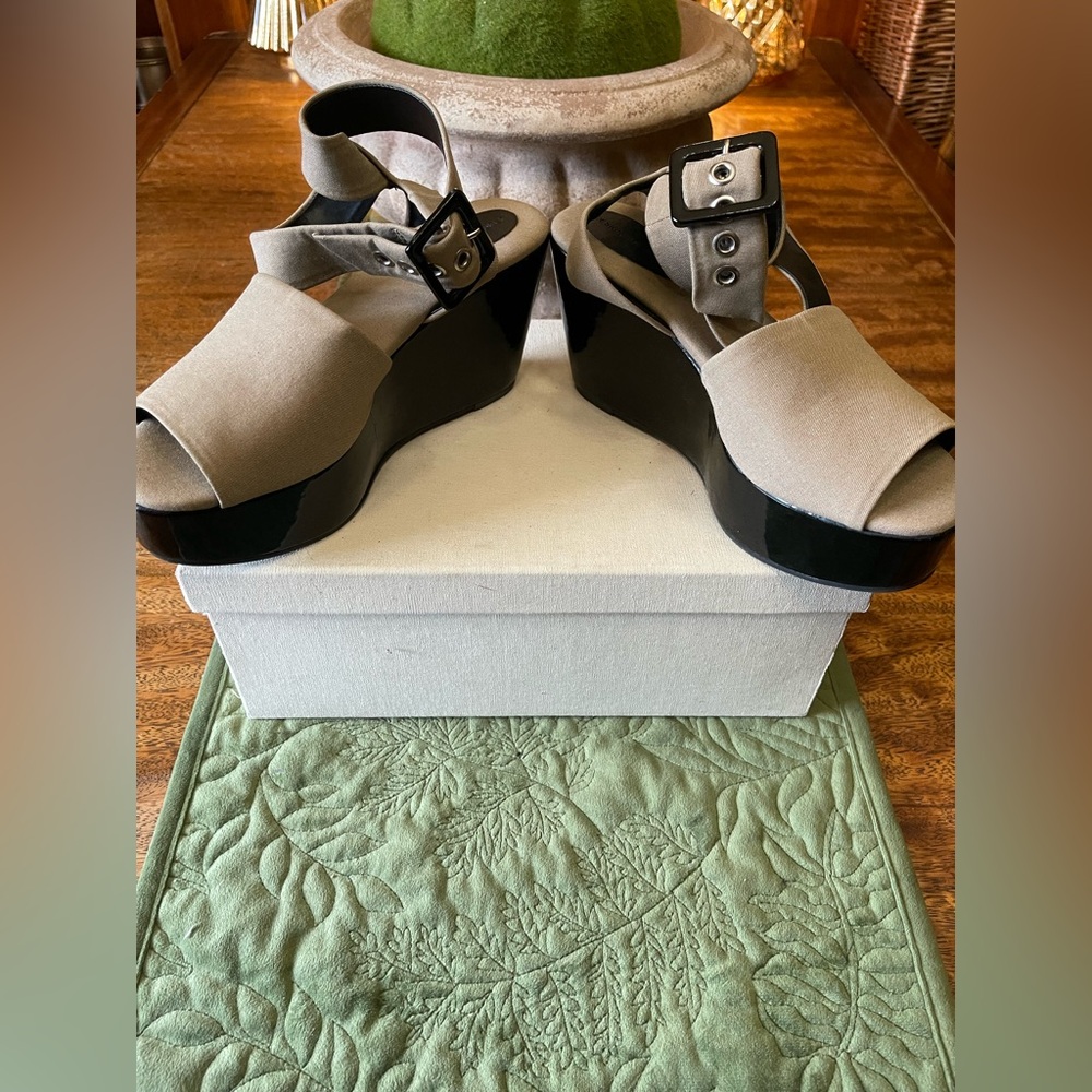 NWOT GAP Design Edition Rare Stylish Women's Ankle-strap Sandals in Khaki-Y2K